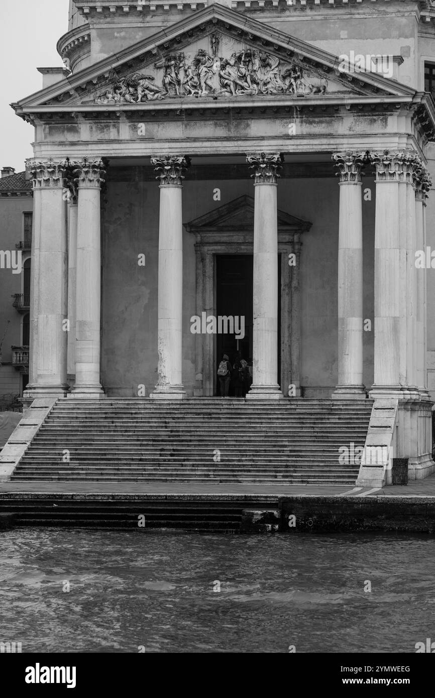 Dettagli del monumento sulla chiesa di San Simeone Picolo. Venezia, Italia - 04.01.2024 Foto Stock