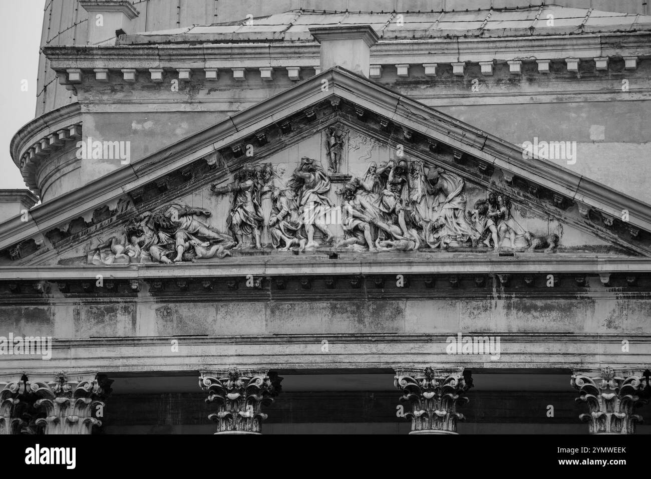 Canal grande e ingresso alla chiesa di San Simeone Picolo. Venezia, Italia - 04.01.2024 Foto Stock