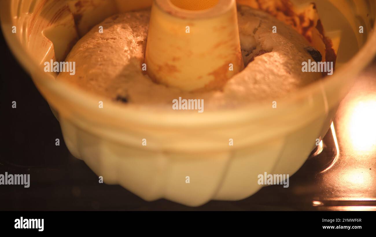 Impasto per torte in forno durante la cottura. Vista ravvicinata del processo di preparazione del dessert. Cottura e cottura fatti in casa. Foto Stock