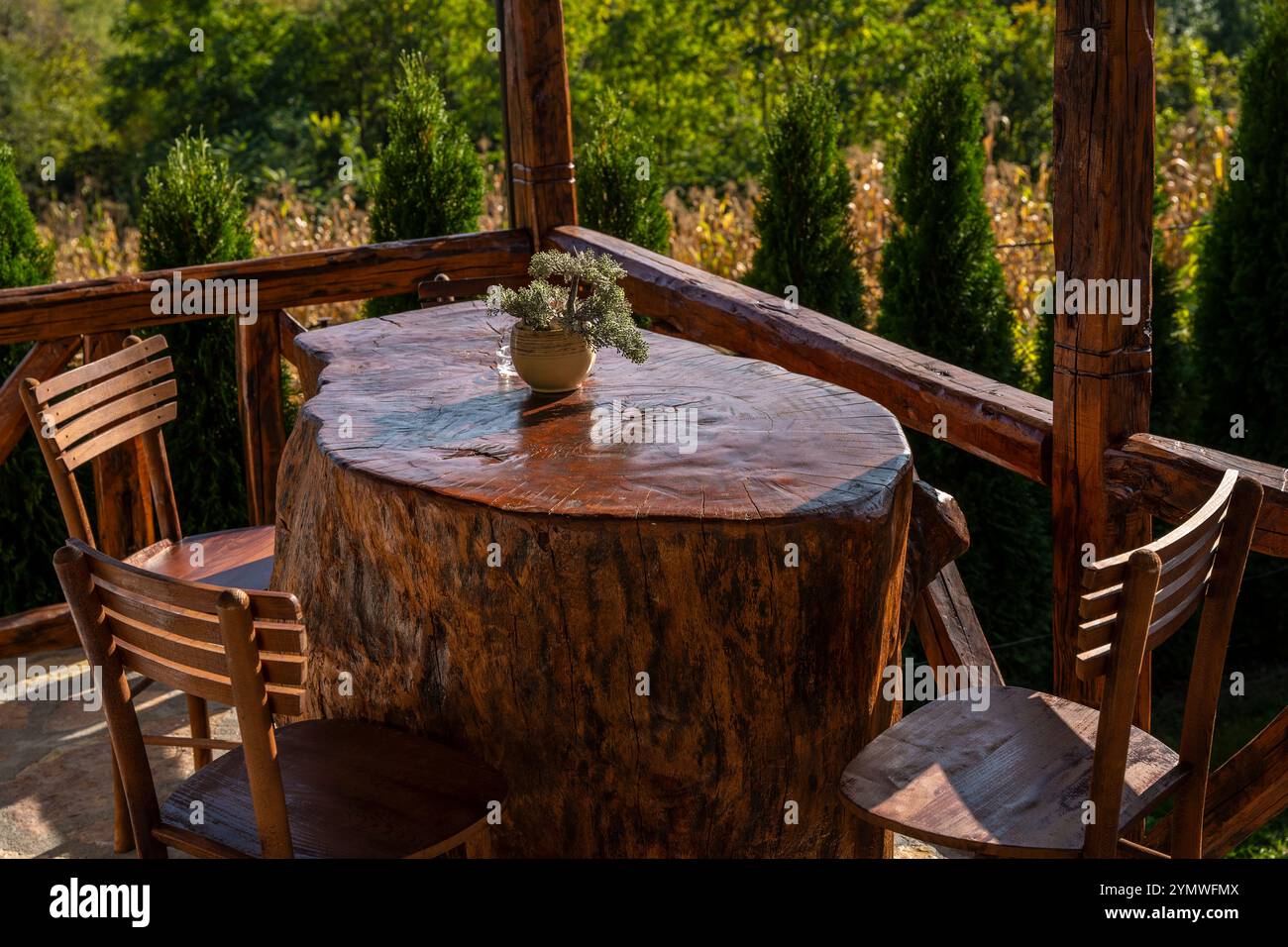 Tavolo sul balcone esterno con splendida vista Foto Stock