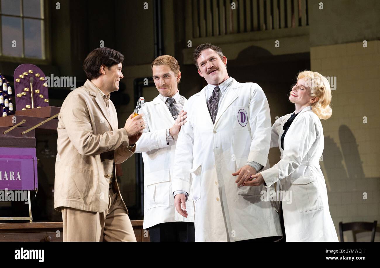 l-r: Thomas Atkins (Nemorino), Reece Causton, Brandon Cedel (Dulcamara), Bridget Lappin in THE ELIXIR OF LOVE at English National Opera, London Coliseum, London WC2 15/11/2024 musica: Gaetano Donizetti libretto: Felice Romani traduzione inglese: Amanda Holden direttore: Teresa Riveiro Bohm Set design: Nicky Shaw costumi: Zehra Mansouri illuminazione: Mark Mehra Mansouri, regia: Mark Anjra, movimento: Harry Mehra Foto Stock