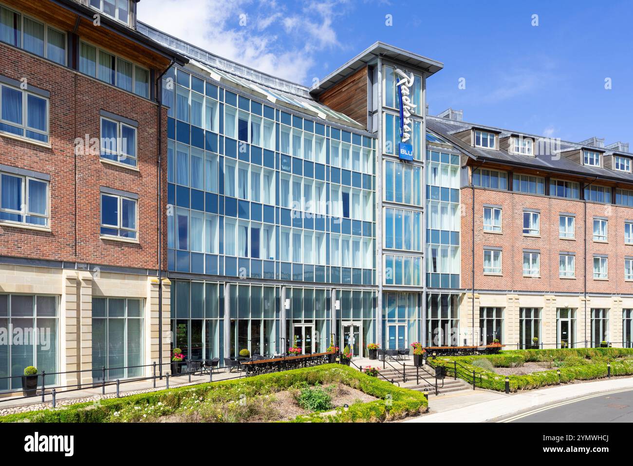 Ingresso e esterno dell'hotel Durham Radisson Blu, architettura moderna in mattoni e vetro nella contea di Durham, Durham, Inghilterra, Regno Unito, Europa Foto Stock