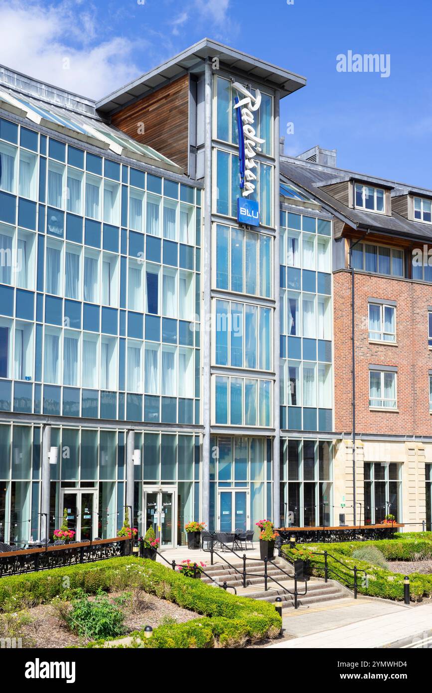 Ingresso e esterno dell'hotel Durham Radisson Blu, architettura moderna in mattoni e vetro nella contea di Durham, Durham, Inghilterra, Regno Unito, Europa Foto Stock