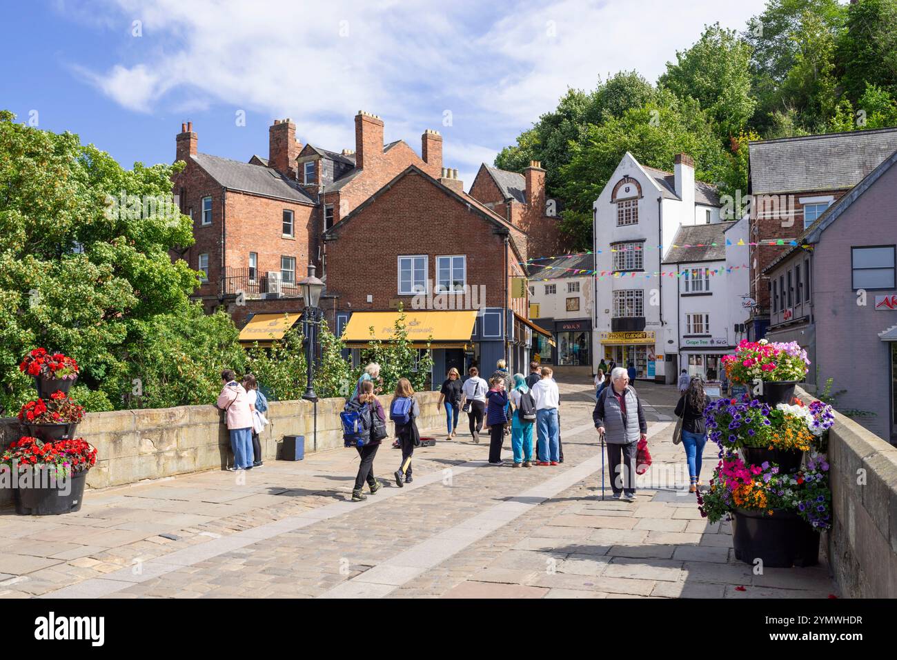 I pedoni di Durham nel Regno Unito lungo Silver Street Framwellgate Bridge over River indossano Durham City County Durham Inghilterra Regno Unito GB Europa Foto Stock