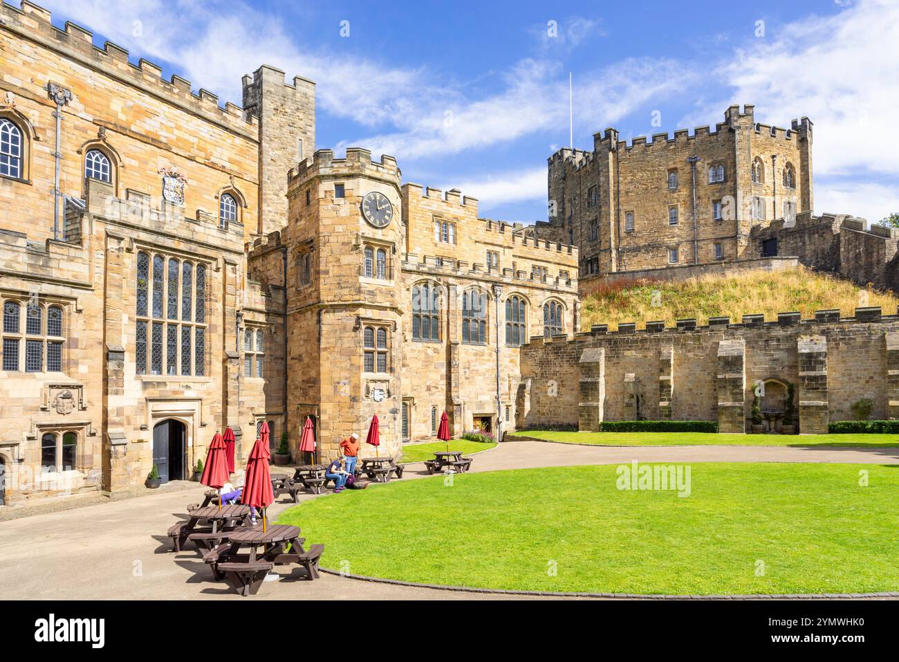 Cortile del castello di Durham con la Castle Keep Tunstall Chapel e University College all'interno del castello Norman Durham County Durham Inghilterra Regno Unito Europa Foto Stock