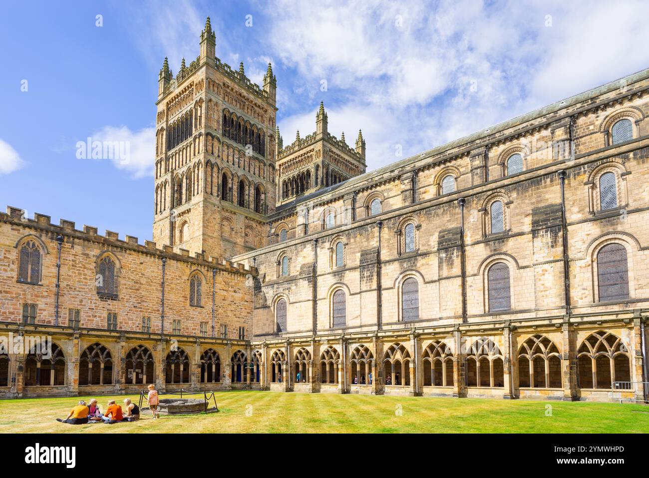 Torri della cattedrale di Durham dai chiostri della cattedrale di Durham Contea di Durham Inghilterra Regno Unito Europa Foto Stock