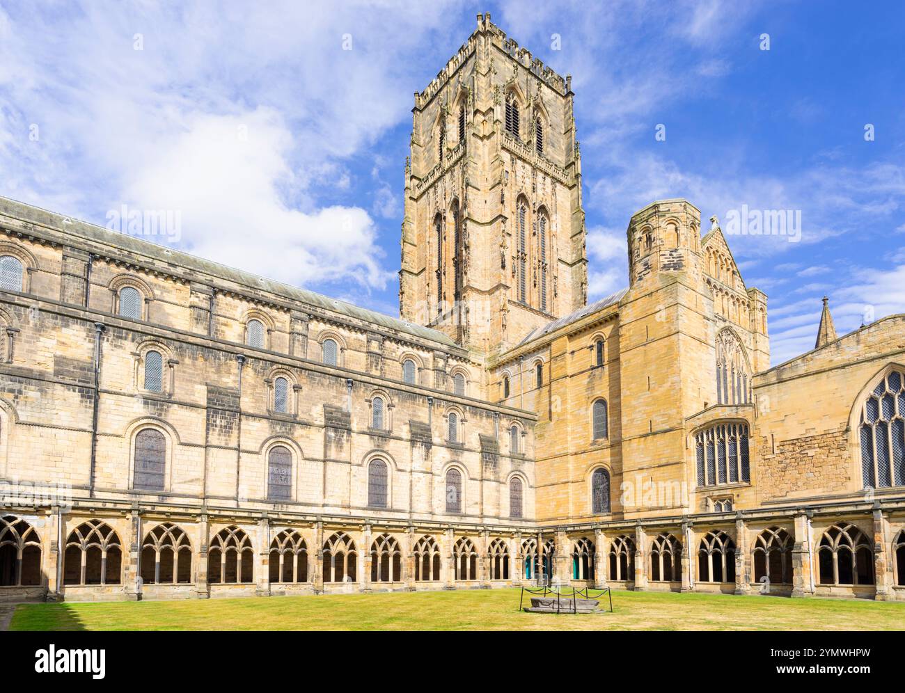 Torri della cattedrale di Durham dai chiostri della cattedrale di Durham Contea di Durham Inghilterra Regno Unito Europa Foto Stock