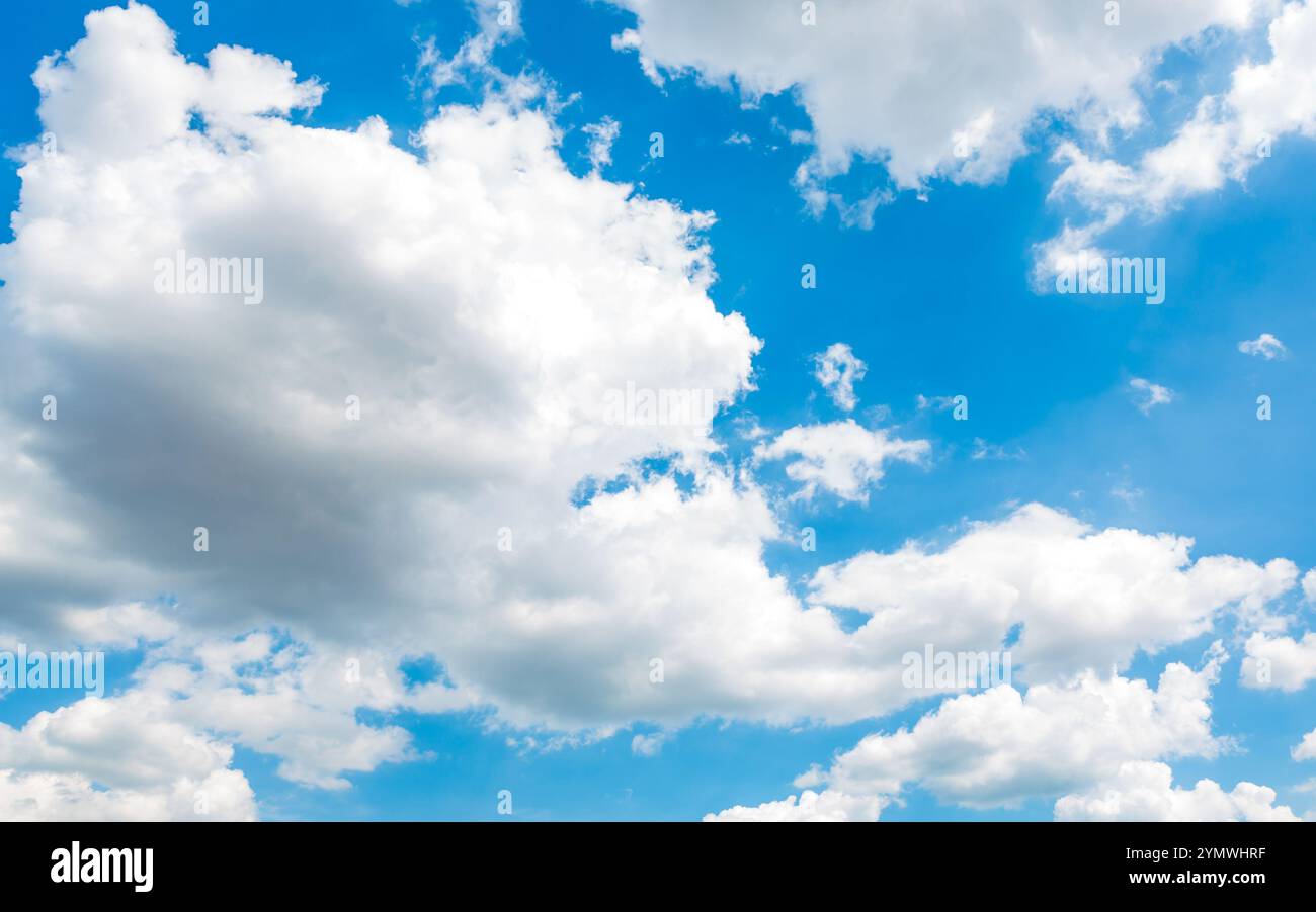 Una nuvola che si trova nel cielo con l'angolo in basso a destra Foto Stock