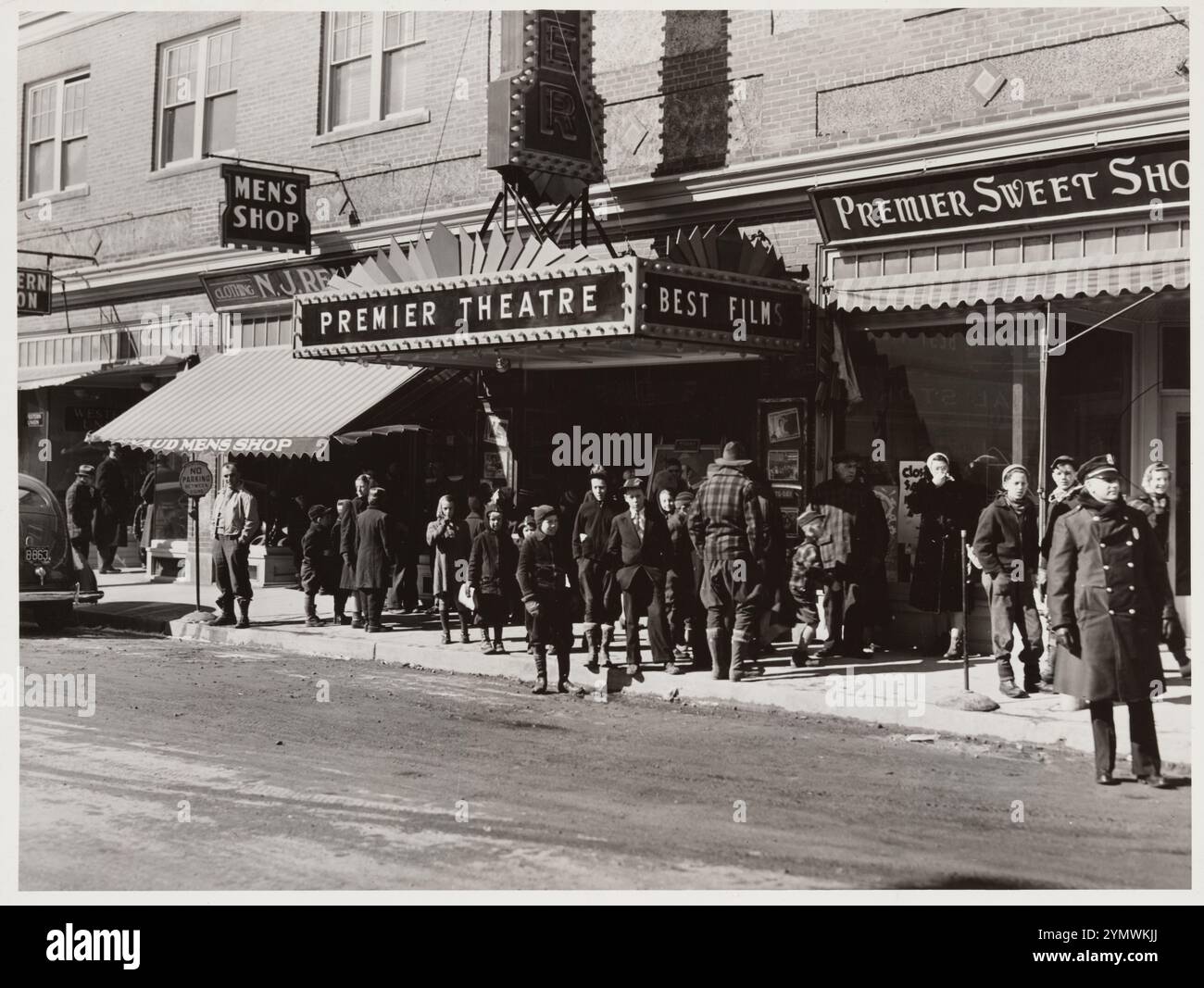 I bambini aspettano di vedere i film al Premier Theatre il sabato pomeriggio. Littleton, New Hampshire. 1940. Marion Post Wolcott per Farm Security Administration, Foto Stock