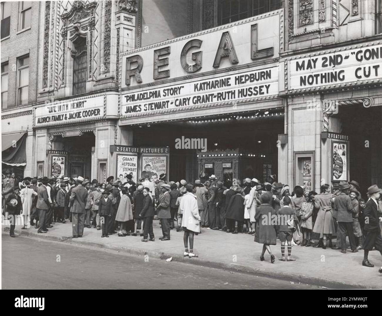 Folla di neri americani in attesa in fila per il Regal Cinema. Chicago, Illinois, aprile 1941 Foto Stock
