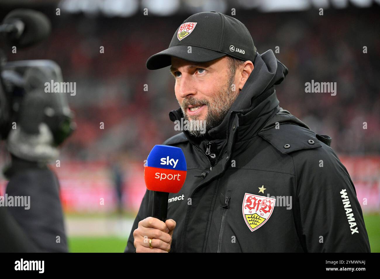 vor Spielbeginn: Allenatore Sebastian Hoeness VfB Stoccarda Ritratto in intervista Mikrofon Mikro Logo SKY VfB Stoccarda vs VfL Bochum BOC 23.11.2024 LE NORMATIVE DFL VIETANO QUALSIASI USO DI FOTOGRAFIE COME SEQUENZE DI IMMAGINI E/O QUASI-VIDEO Foto Stock