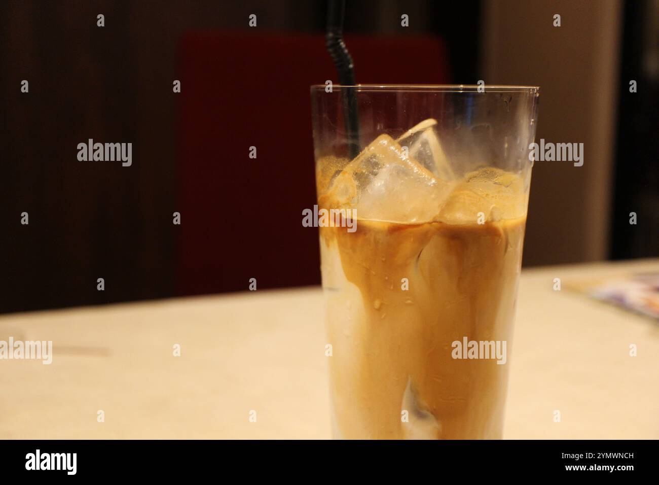 Un bicchiere di caffe' latte ghiacciato nel ristorante italiano Foto Stock