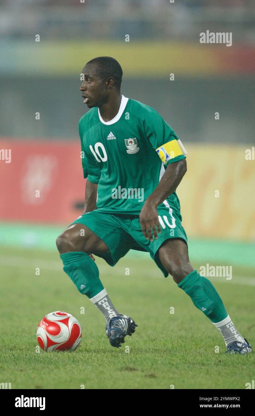 TIANJIN, CINA - 7 AGOSTO: Promise Isaac della Nigeria in azione contro i Paesi Bassi durante una partita del gruppo B ai Giochi Olimpici di Pechino del 7 agosto 2008 a Tianjin in Cina. Solo per uso editoriale. (Fotografia di Jonathan Paul Larsen / Diadem Images) Foto Stock