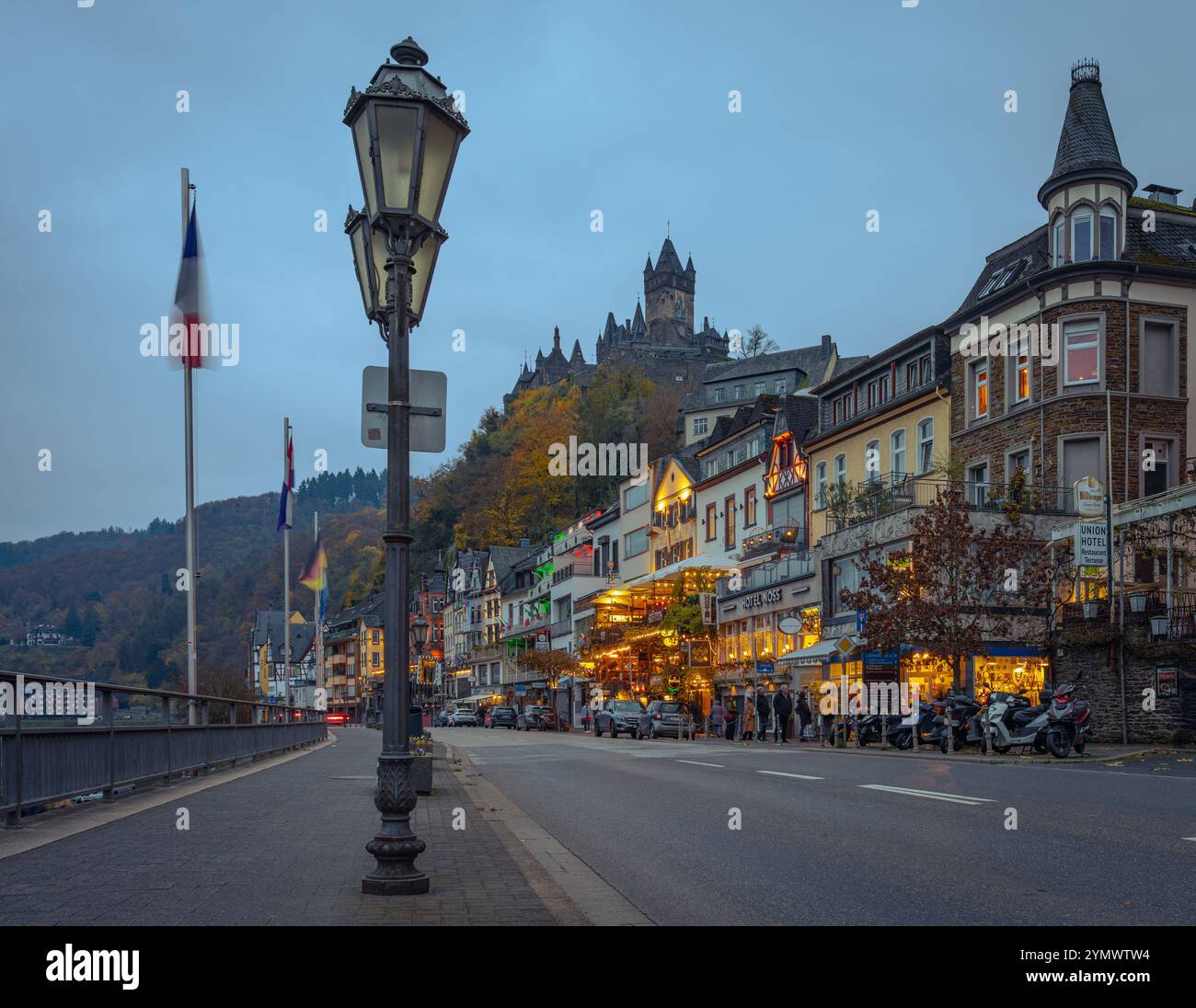 Cochem, Germania, 16.11.2024, paesaggio urbano di Cochem, vista del castello e del centro storico della città in serata Foto Stock