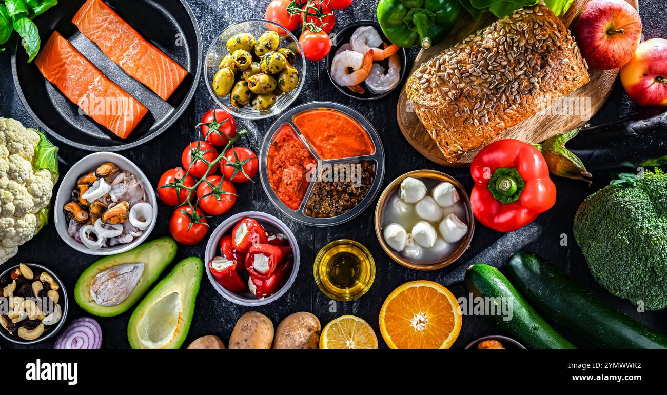 Prodotti alimentari che rappresentano la dieta mediterranea. Foto Stock