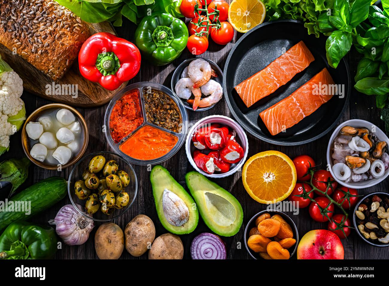 Prodotti alimentari che rappresentano la dieta mediterranea. Foto Stock