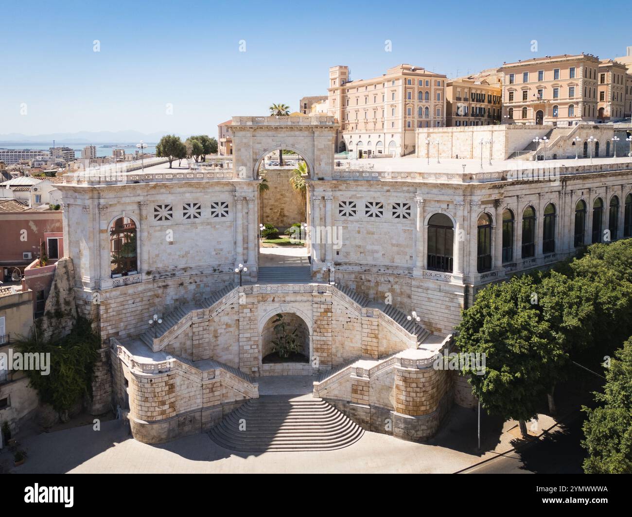 Storico Bastione Saint Remy a Cagliari, in Sardegna, che offre una splendida architettura e viste panoramiche, un punto di riferimento popolare per il turismo, la cultura e. Foto Stock