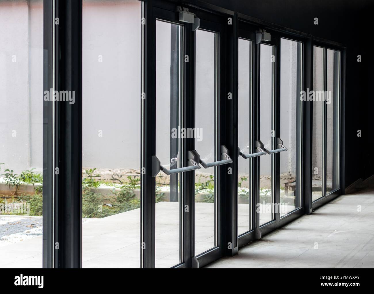 Porte e finestre con telaio in vetro in alluminio Foto Stock