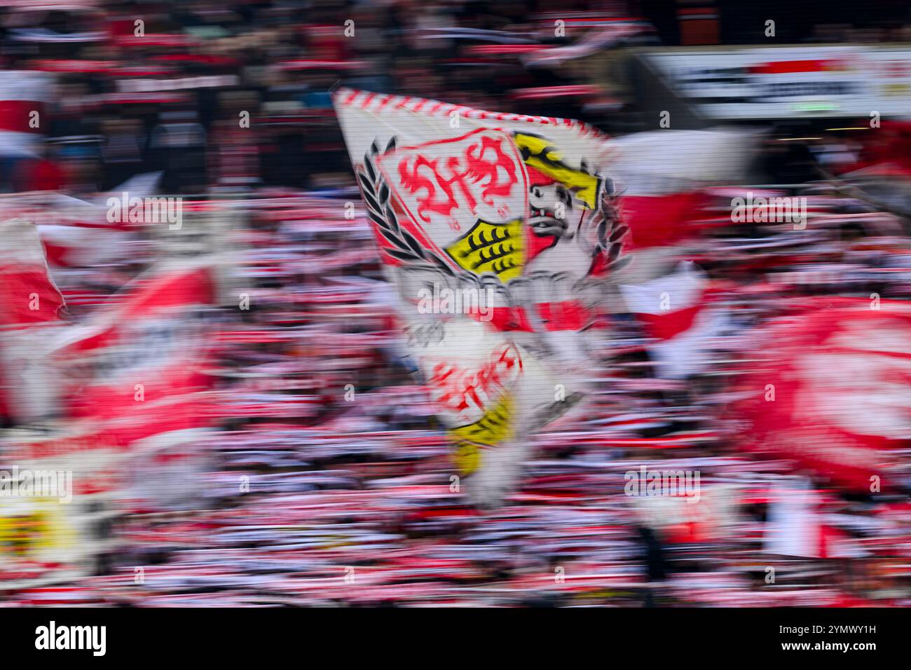 Stoccarda, Germania. 23 novembre 2024. Calcio: Bundesliga, VfB Stuttgart - VfL Bochum, giorno 11, MHPArena. Una bandiera con il logo VfB Stuttgart è sventolata nel blocco ventola. Credito: Tom Weller/dpa - NOTA IMPORTANTE: In conformità con le normative della DFL German Football League e della DFB German Football Association, è vietato utilizzare o far utilizzare fotografie scattate nello stadio e/o della partita sotto forma di immagini sequenziali e/o serie di foto simili a video./dpa/Alamy Live News Foto Stock