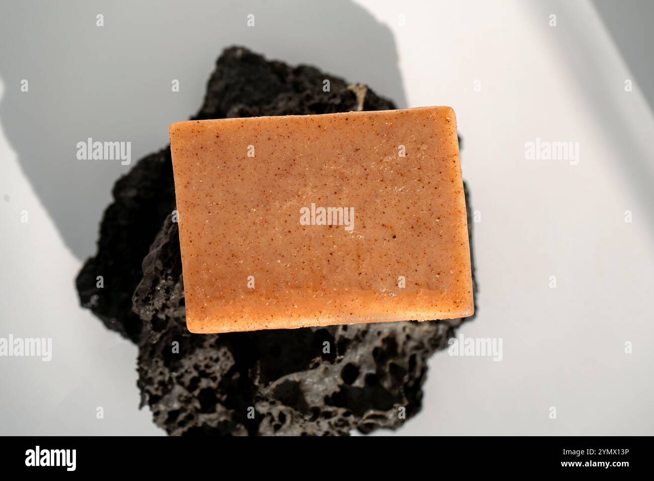 Mockup di sapone alle erbe isolato su sfondo bianco con piante e fogliame concetto di benessere cosmetico Foto Stock