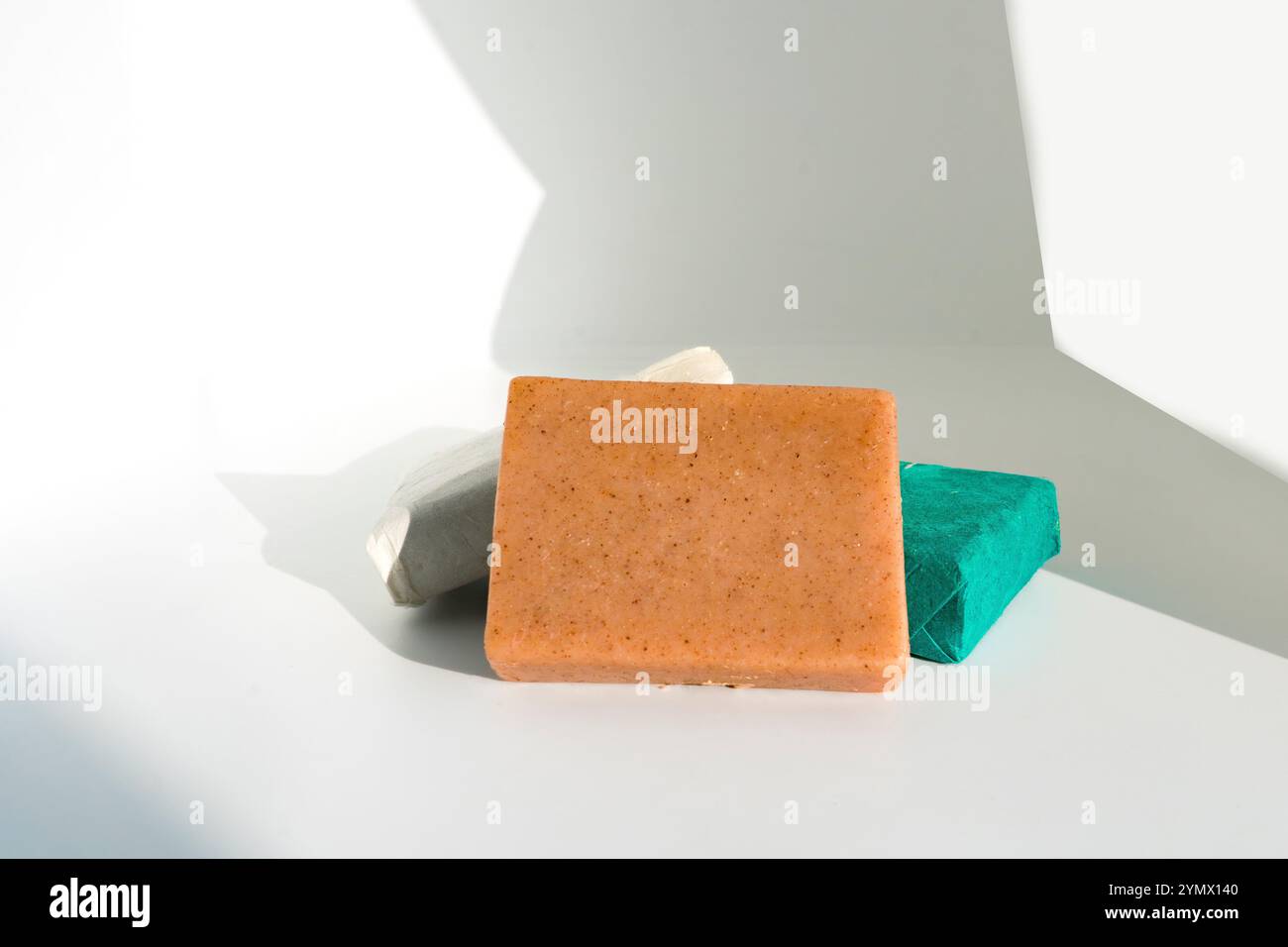 Mockup di sapone alle erbe isolato su sfondo bianco con piante e fogliame concetto di benessere cosmetico Foto Stock