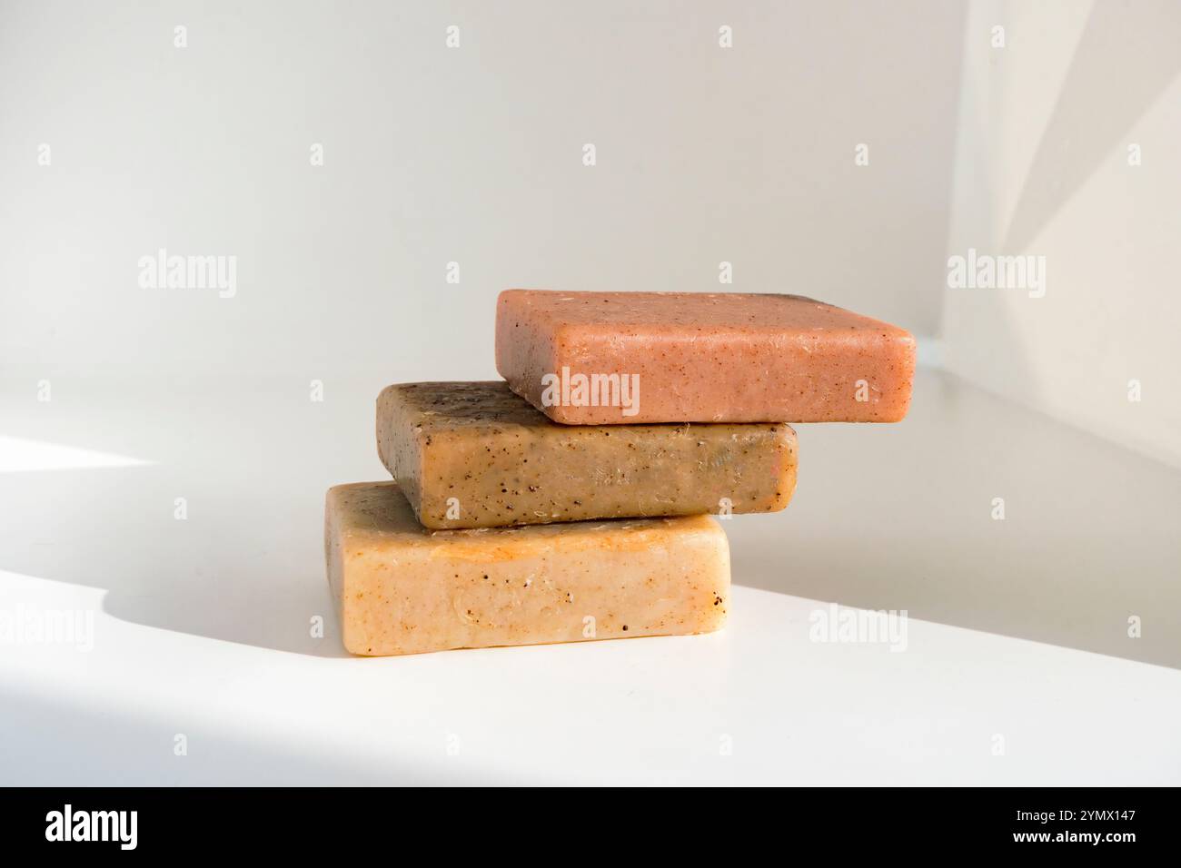 Mockup di sapone alle erbe isolato su sfondo bianco con piante e fogliame concetto di benessere cosmetico Foto Stock