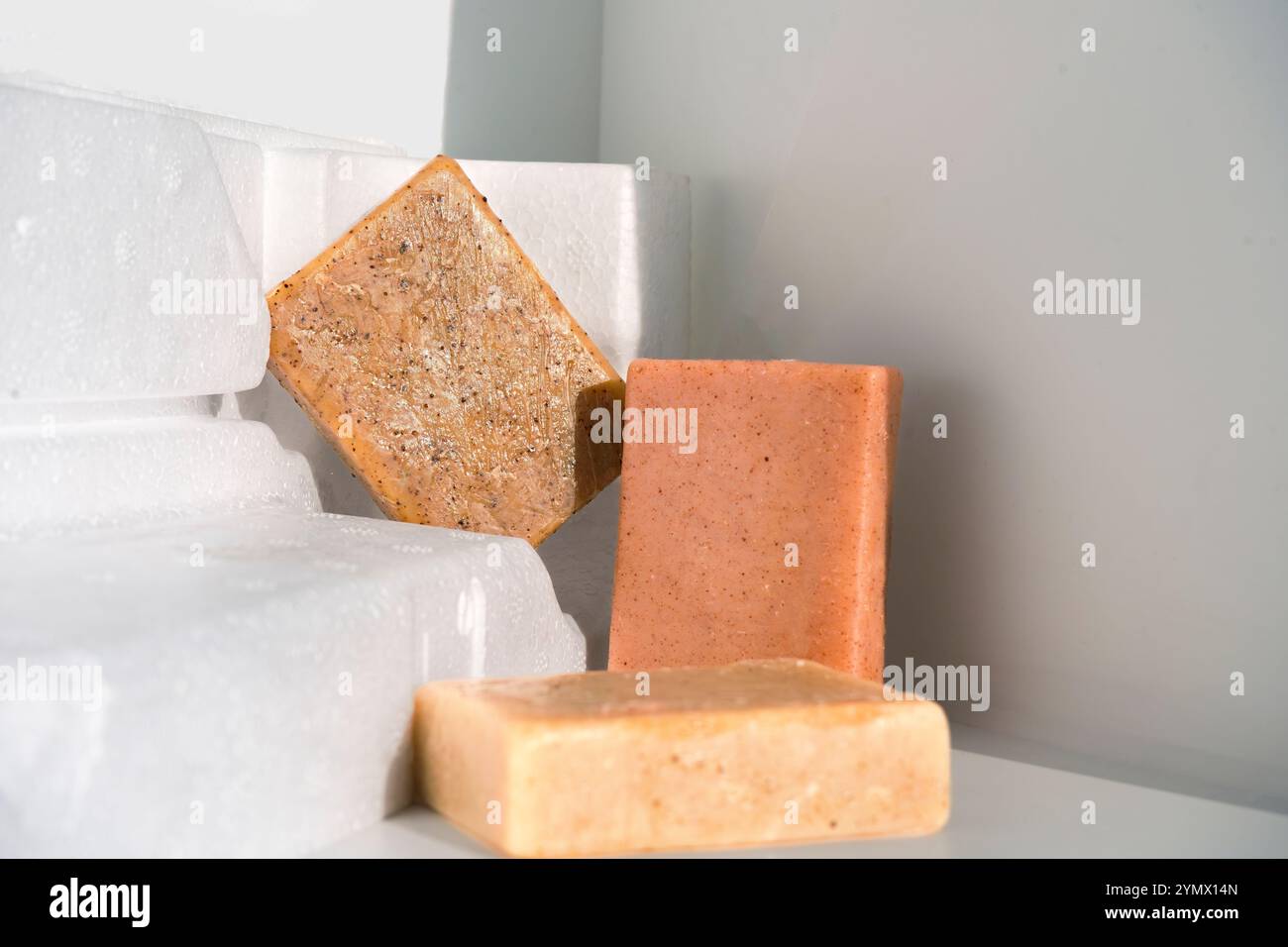 Mockup di sapone alle erbe isolato su sfondo bianco con piante e fogliame concetto di benessere cosmetico Foto Stock