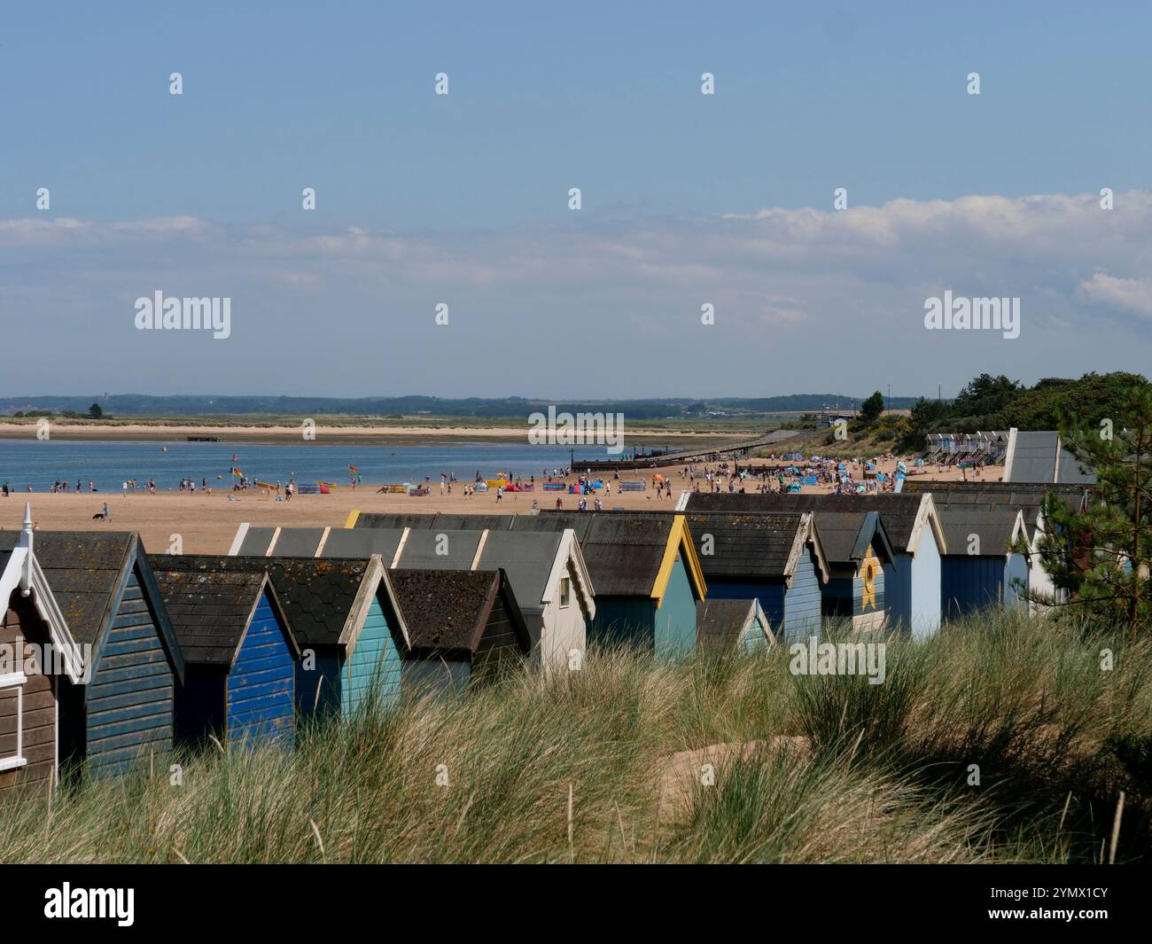 Holkham Circular Walk. La passeggiata pittoresca e panoramica con capanne in primo piano sulla spiaggia di Wells da Holkham, Norfolk, Inghilterra, Regno Unito Foto Stock
