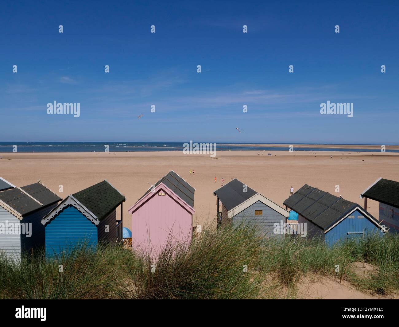 Holkham Circular Walk. La passeggiata pittoresca e panoramica con capanne in primo piano sulla spiaggia di Wells da Holkham, Norfolk, Inghilterra, Regno Unito Foto Stock