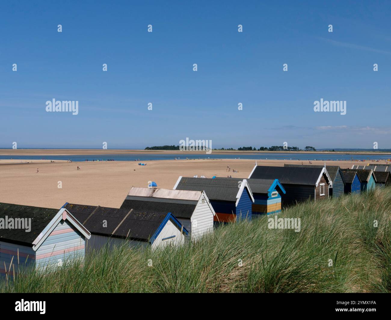 Holkham Circular Walk. La passeggiata pittoresca e panoramica con capanne in primo piano sulla spiaggia di Wells da Holkham, Norfolk, Inghilterra, Regno Unito Foto Stock