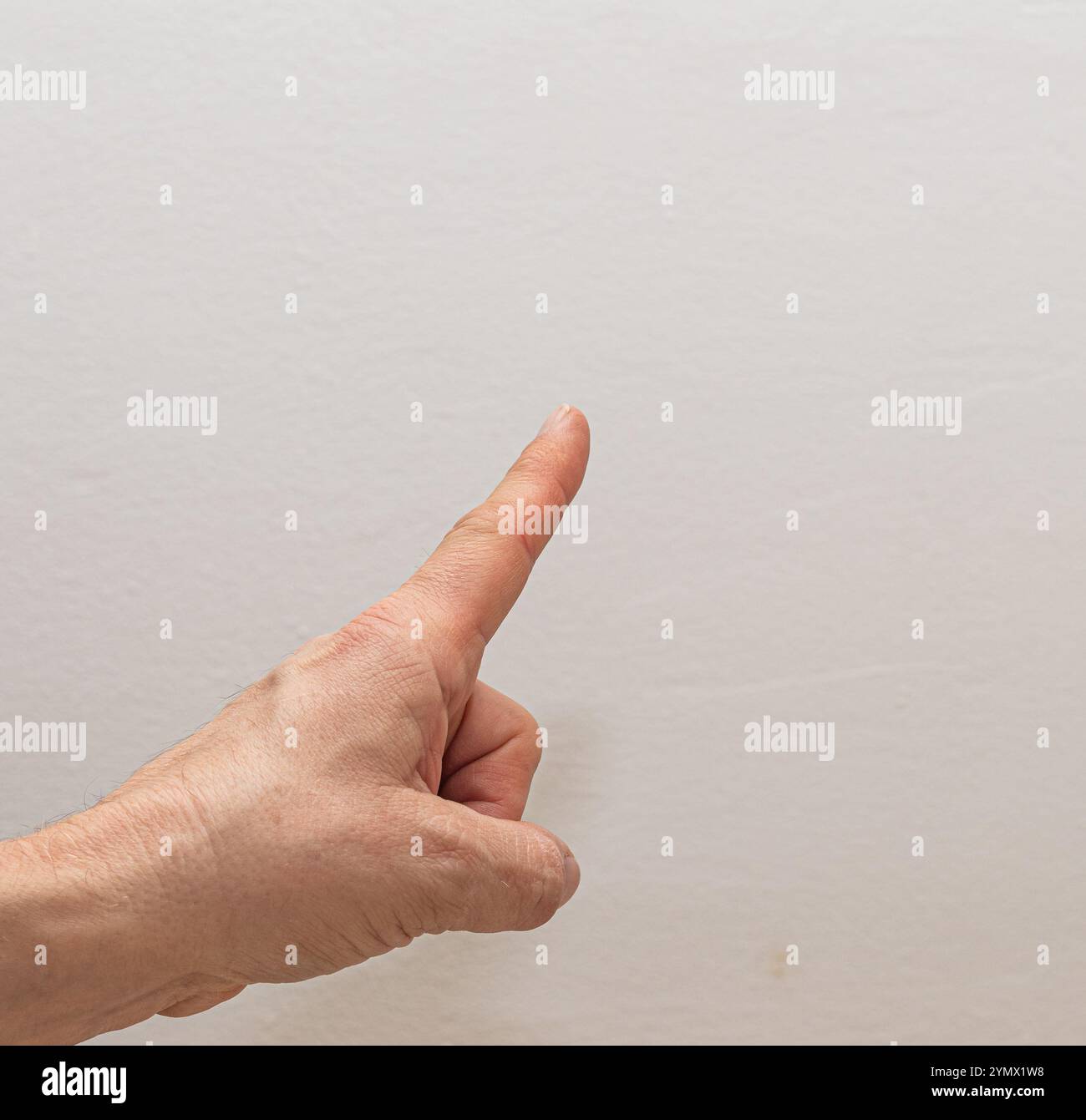 Mano rivolta verso destra con spazio per il testo su sfondo semplice Foto Stock