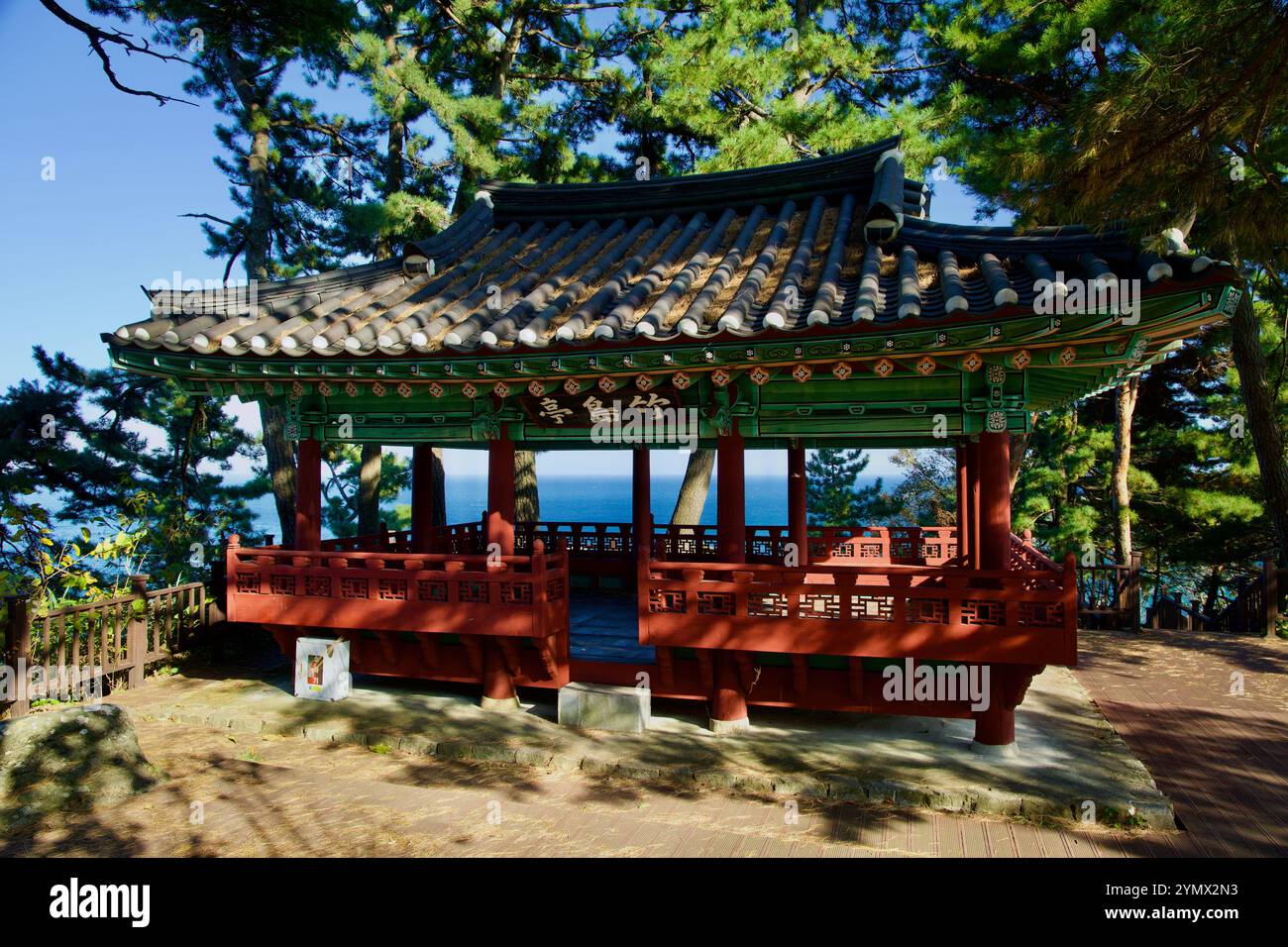 Yangyang, Corea del Sud - 3 novembre 2024: Il Padiglione Jukdo splendidamente realizzato, che mostra la tradizionale architettura coreana, circondato da pini tre Foto Stock