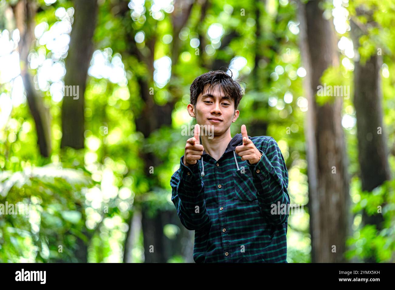 Sei tu. Bell'uomo in piedi e che ti indica. I giovani ti sfidano a uscire Foto Stock