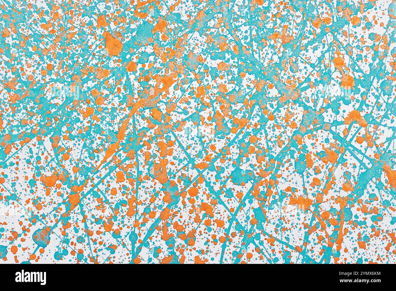 La vernice blu turchese e arancione spruzza su una superficie bianca. Sfondo astratto. Foto Stock
