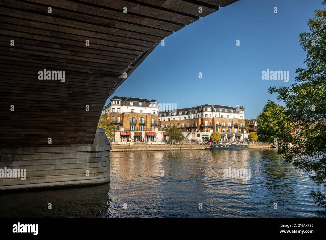 Thames Edge Court, Staines-upon-Thames, Surrey, Inghilterra, Regno Unito Foto Stock