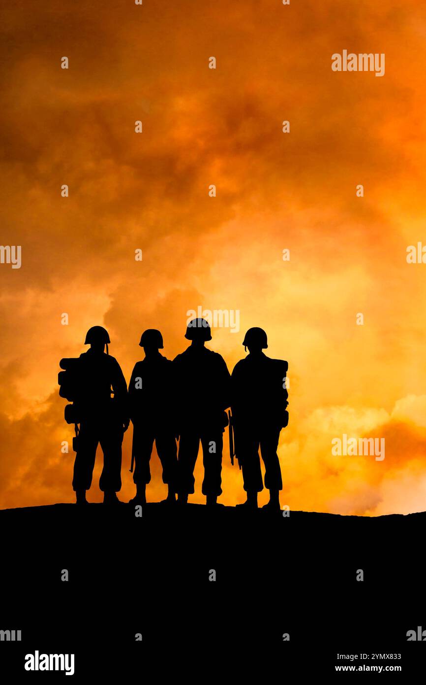 sagoma di soldati in piedi su un crinale Foto Stock