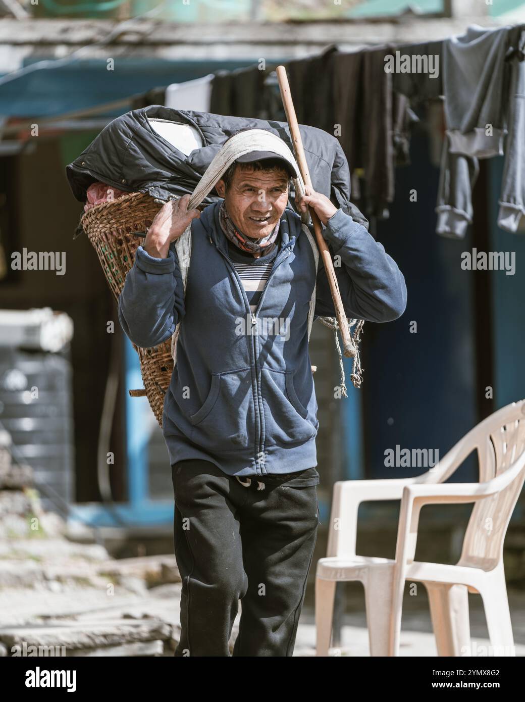 Le persone che lavorano o vivono lungo il percorso del campo base dell'Annapurna Foto Stock