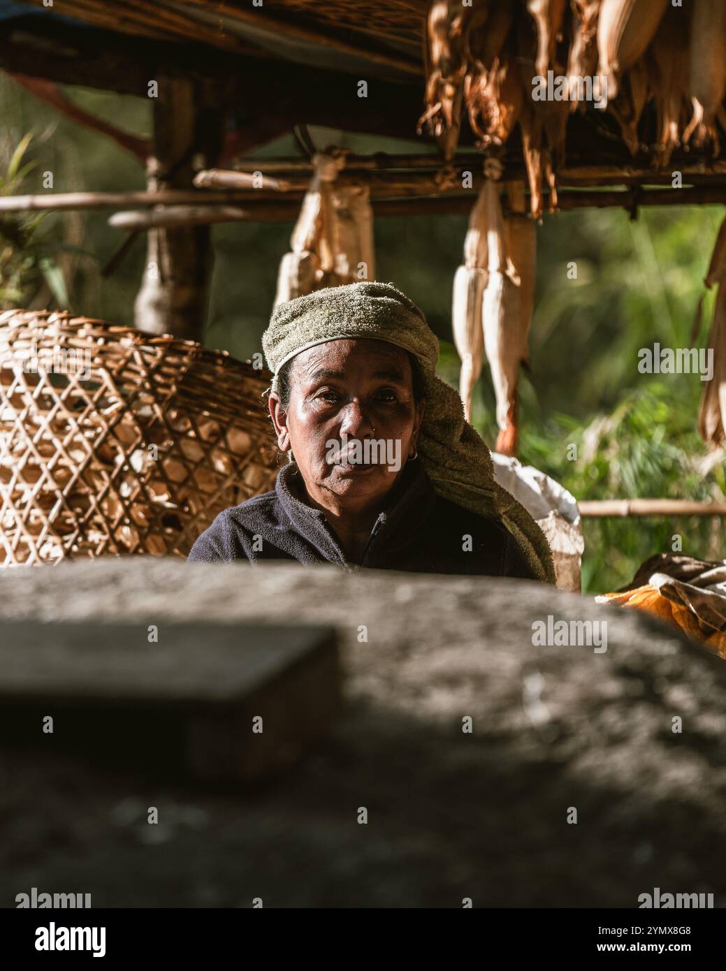 Le persone che lavorano o vivono lungo il percorso del campo base dell'Annapurna Foto Stock