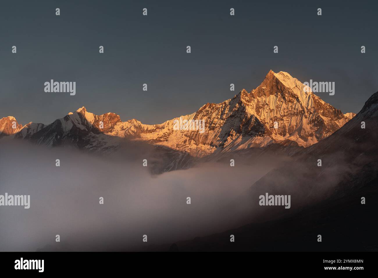 Machapuchare Mountain in Nepal, novembre 2024 Foto Stock