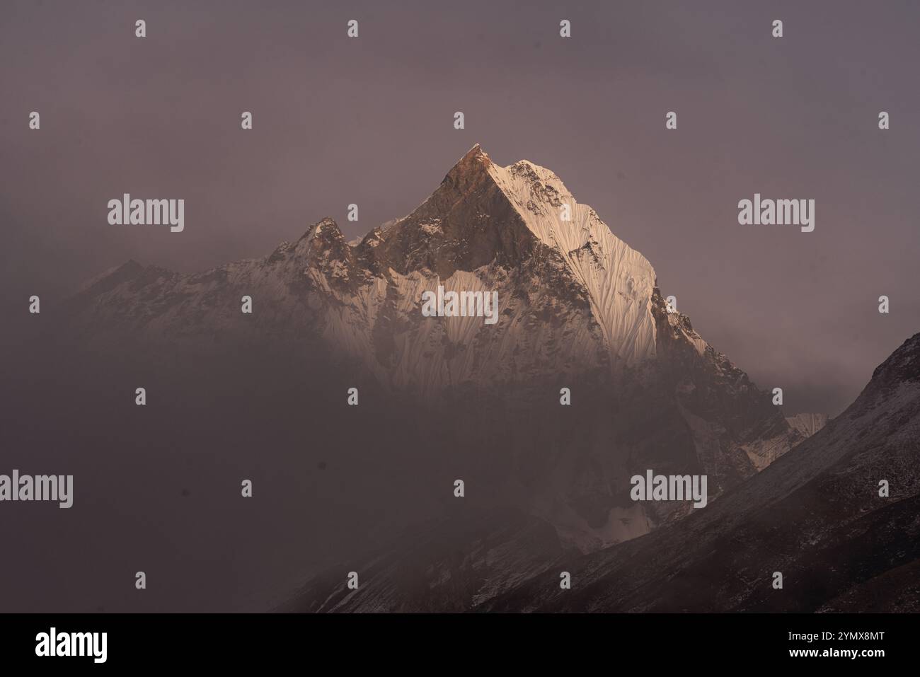 Machapuchare Mountain in Nepal, novembre 2024 Foto Stock