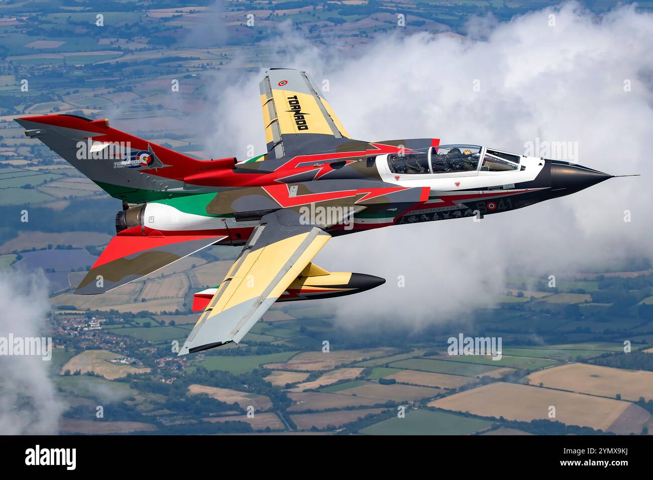MM7067 / 6-41 Tornado IDS del 6° Stormo dell'Aeronautica militare catturato in una formazione aria-aria. Caratterizzato da un'impressionante livrea per il 50° anniversario, questo aereo commemora i cinque decenni della piattaforma Tornado. Fotografato durante il Royal International Air Tattoo (RIAT) il 18 luglio 2024 Foto Stock