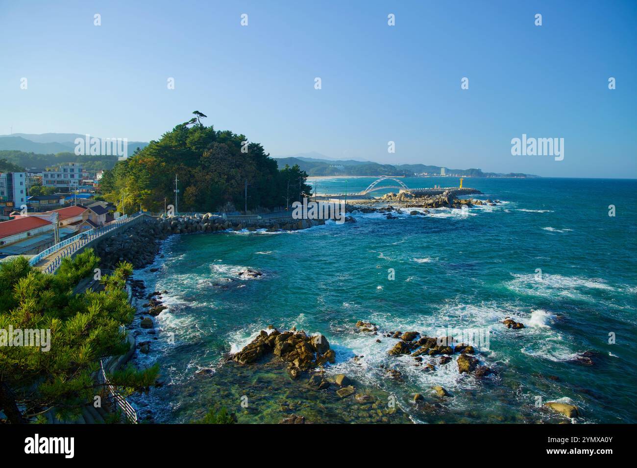 Contea di Yangyang, Corea del Sud - 3 novembre 2024: Una splendida vista a nord dall'osservatorio Namae Port Skywalk mette in evidenza la collina boscosa, coasta Foto Stock