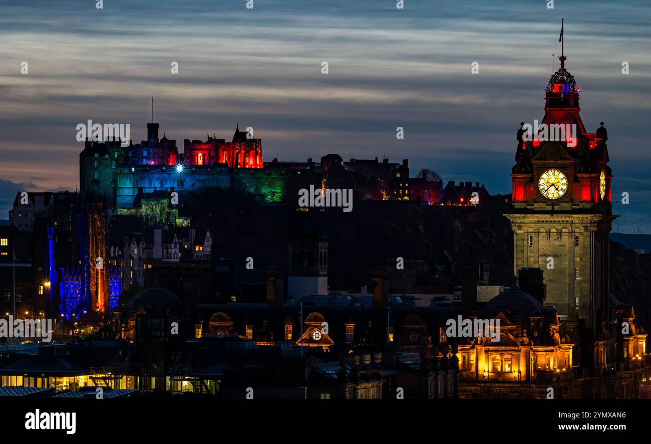 Ammira il centro della città di notte con la torre dell'orologio Balmoral e il castello di Edimburgo illuminato, Edimburgo, Scozia, Regno Unito Foto Stock