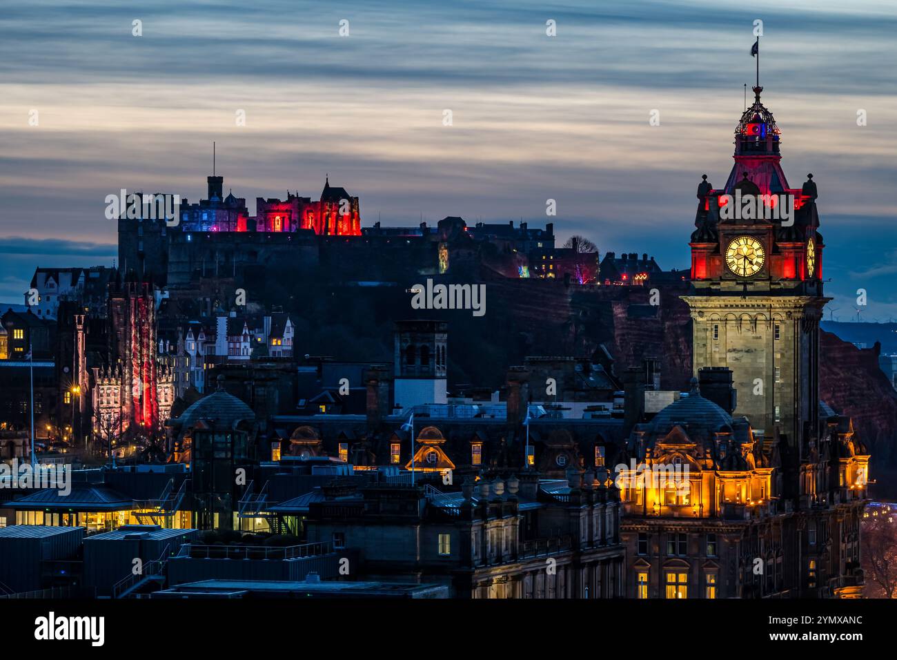 Ammira il centro della città di notte con la torre dell'orologio Balmoral e il castello di Edimburgo illuminato, Edimburgo, Scozia, Regno Unito Foto Stock