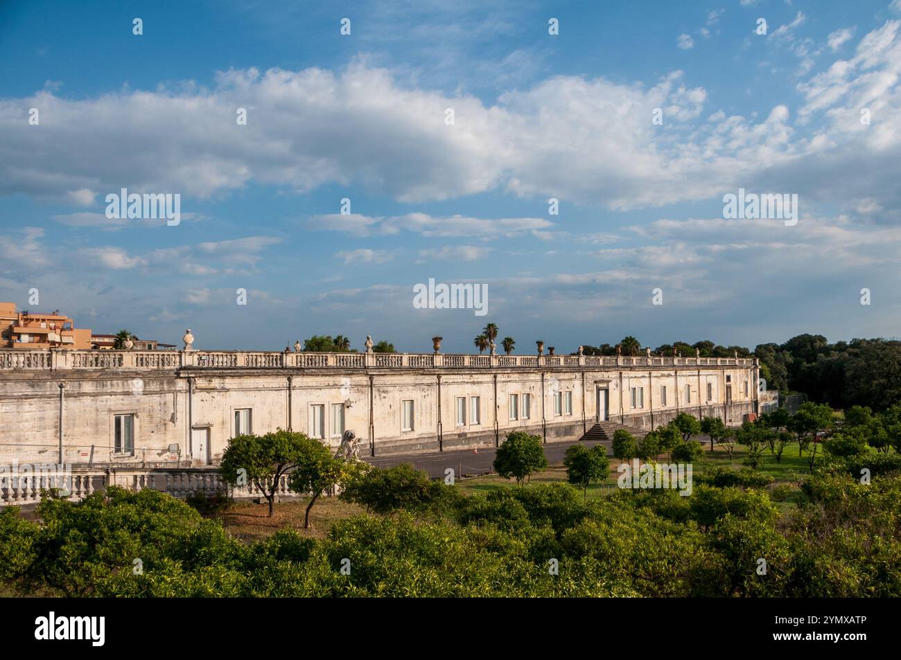 Facciata verso il parco del Palazzo reale di Portici, una delle ville vesuviane del cosiddetto Golden Mile. Napoli Foto Stock