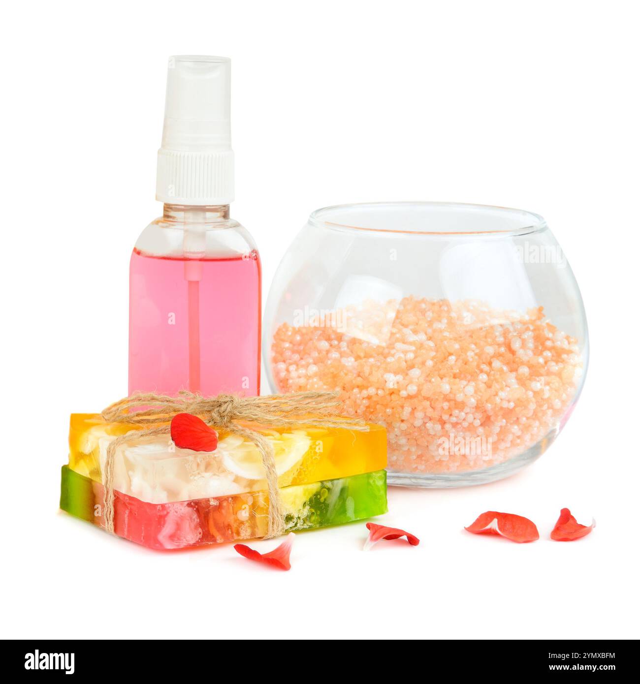 Acqua micellare, sale per il bagno e sapone fatto a mano isolato su sfondo bianco. Spazio libero per il testo. Foto Stock