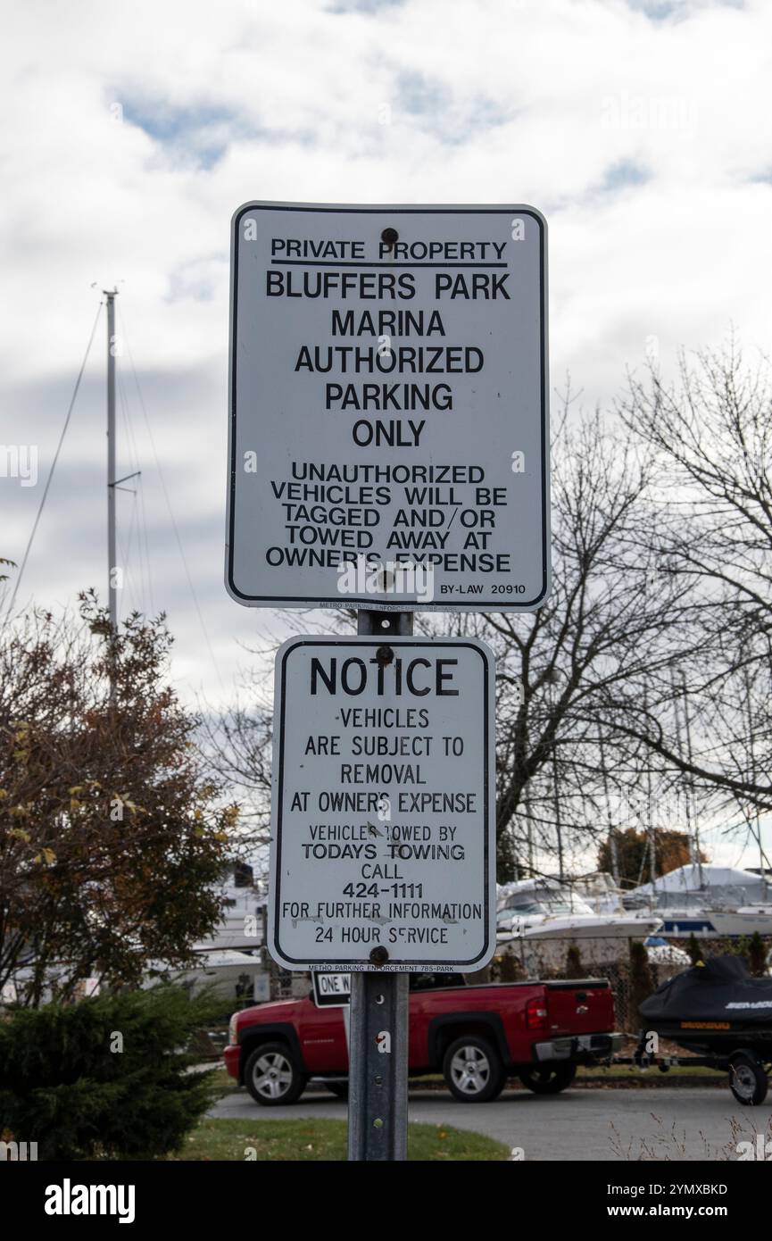 Segnale di parcheggio autorizzato al Bluffer's Park Marina su Brimley Road South a Scarborough, Toronto, Ontario, Canada Foto Stock