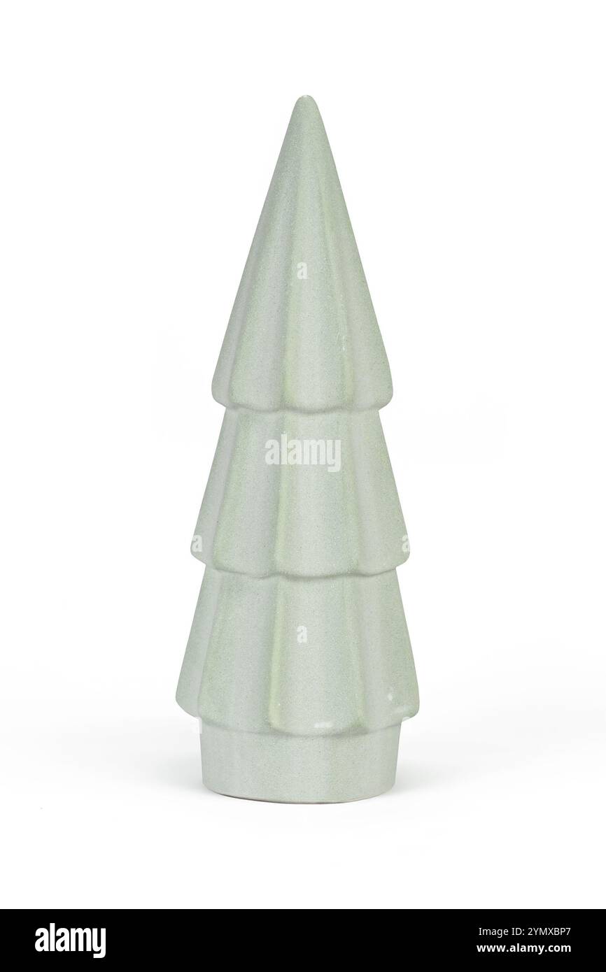 Albero di Natale singolo in ceramica verde chiaro su sfondo bianco Foto Stock