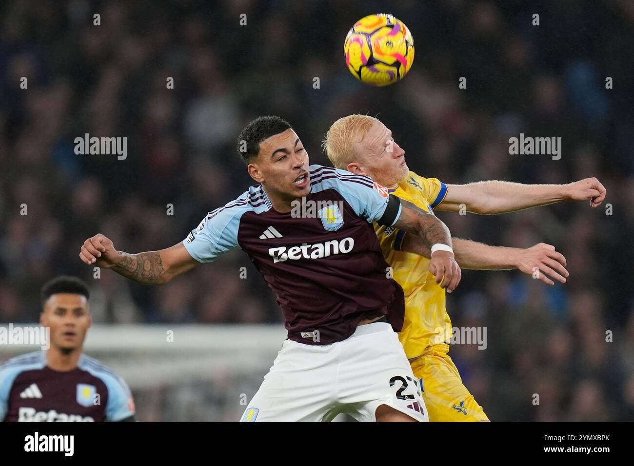 Morgan Rogers (a sinistra) dell'Aston Villa e Will Hughes del Crystal Palace combattono per il pallone durante la partita di Premier League a Villa Park, Birmingham. Data foto: Sabato 23 novembre 2024. Foto Stock