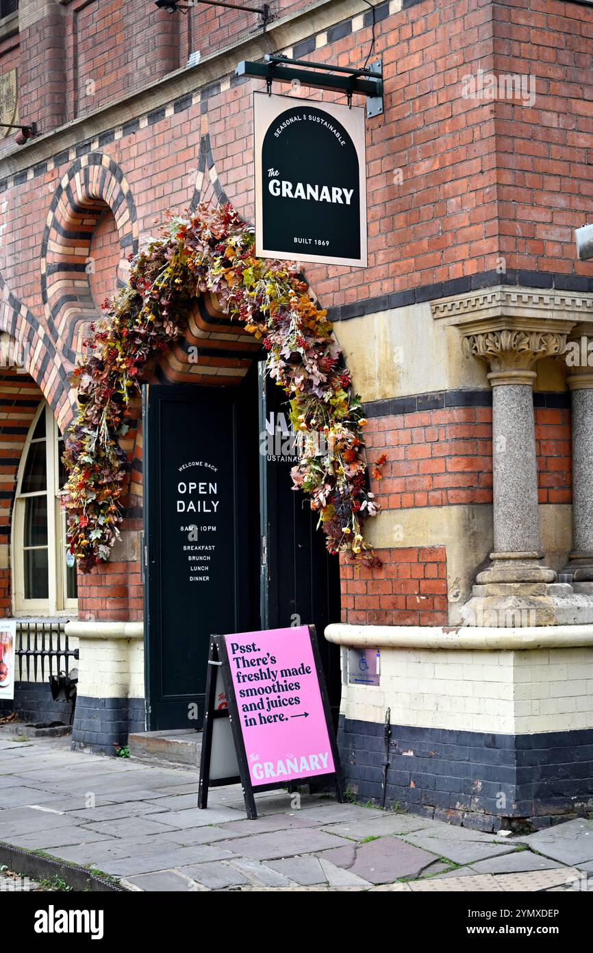 Il ristorante Granary è un edificio classificato di grado II sul Welsh Back, Bristol, Regno Unito. Costruito nel 1869 in stile bizantino di Bristol con mattoni rossi locali di Cattybrook Foto Stock